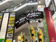 Bauern hängen in Greenpeace-Zentrale Plakat auf